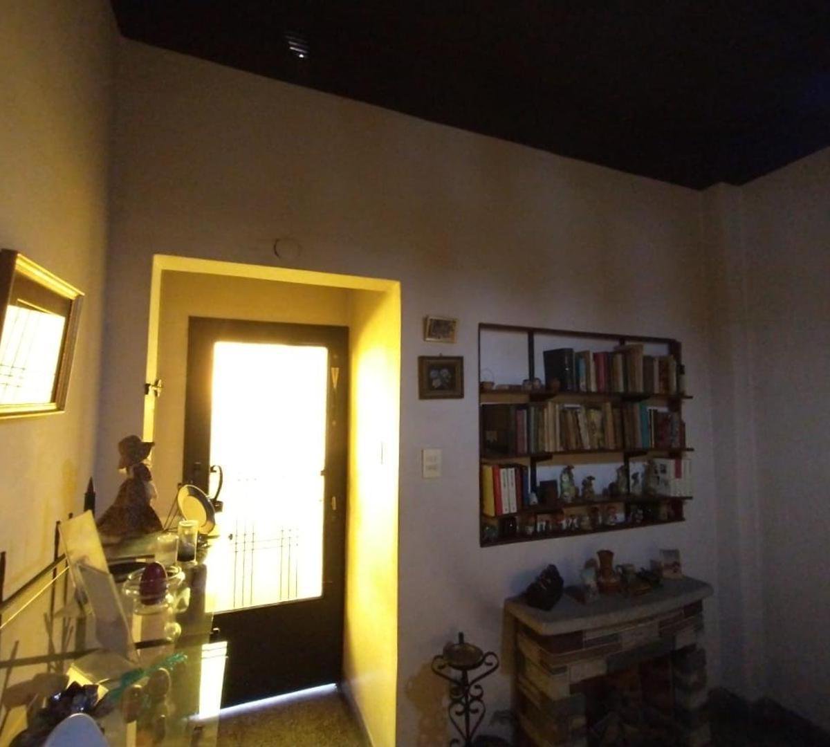 EXCELENTE CASA EN LOTE PROPIO CON CON FONDO LIBRE Y GARAGE — foto 3 de 48