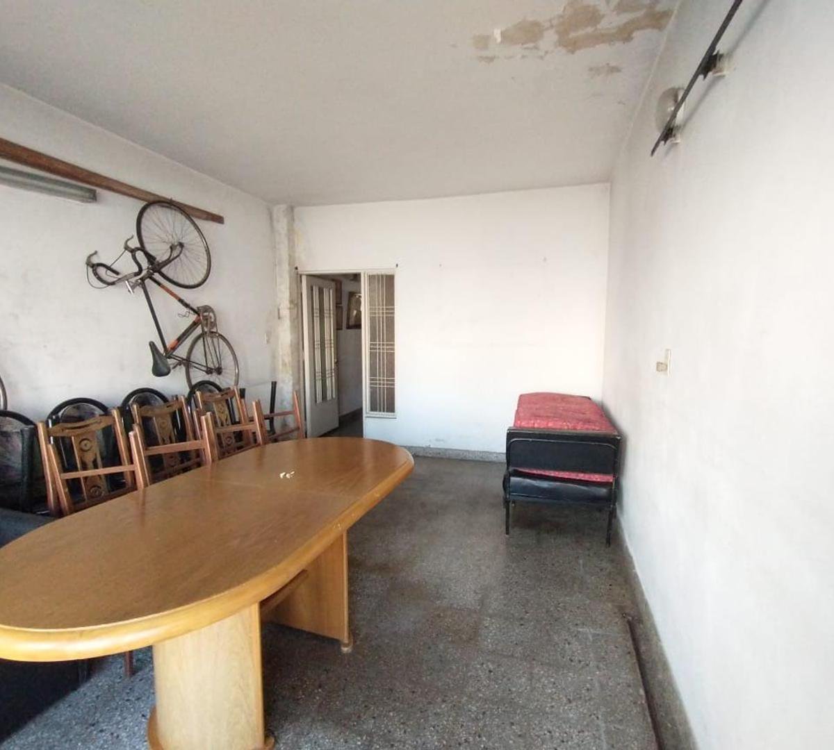 EXCELENTE CASA EN LOTE PROPIO CON CON FONDO LIBRE Y GARAGE — foto 4 de 48