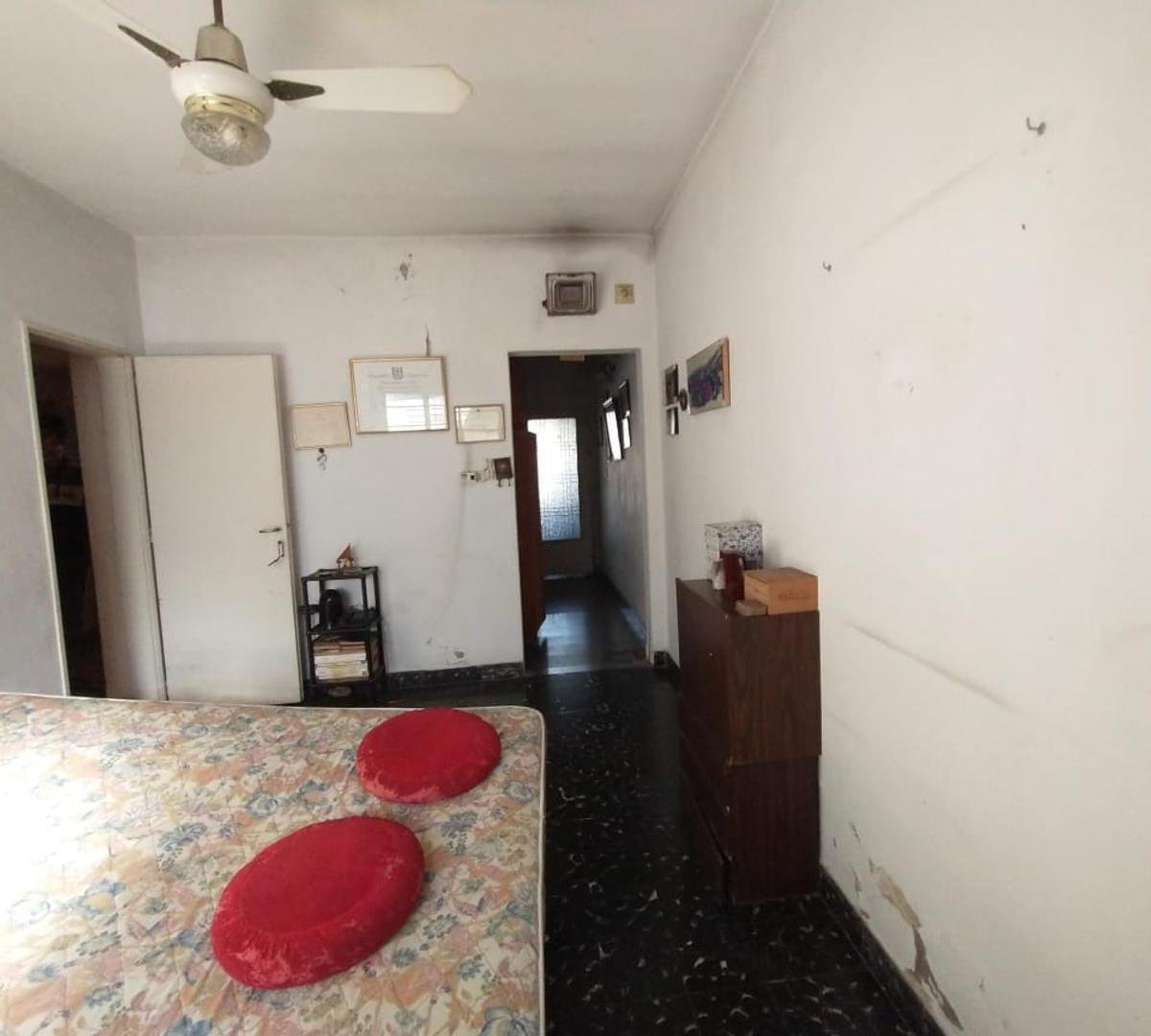 EXCELENTE CASA EN LOTE PROPIO CON CON FONDO LIBRE Y GARAGE — foto 5 de 48
