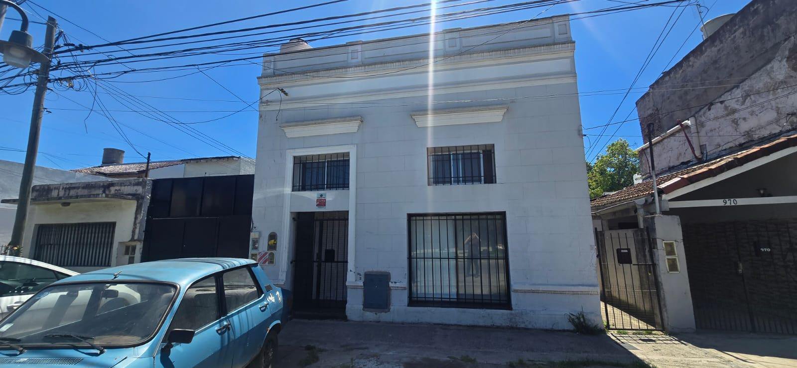 AMPLIA PROPIEDAD RECICLADA A NUEVO CON 3 DEPTOS TIPO PH — foto 1 de 44