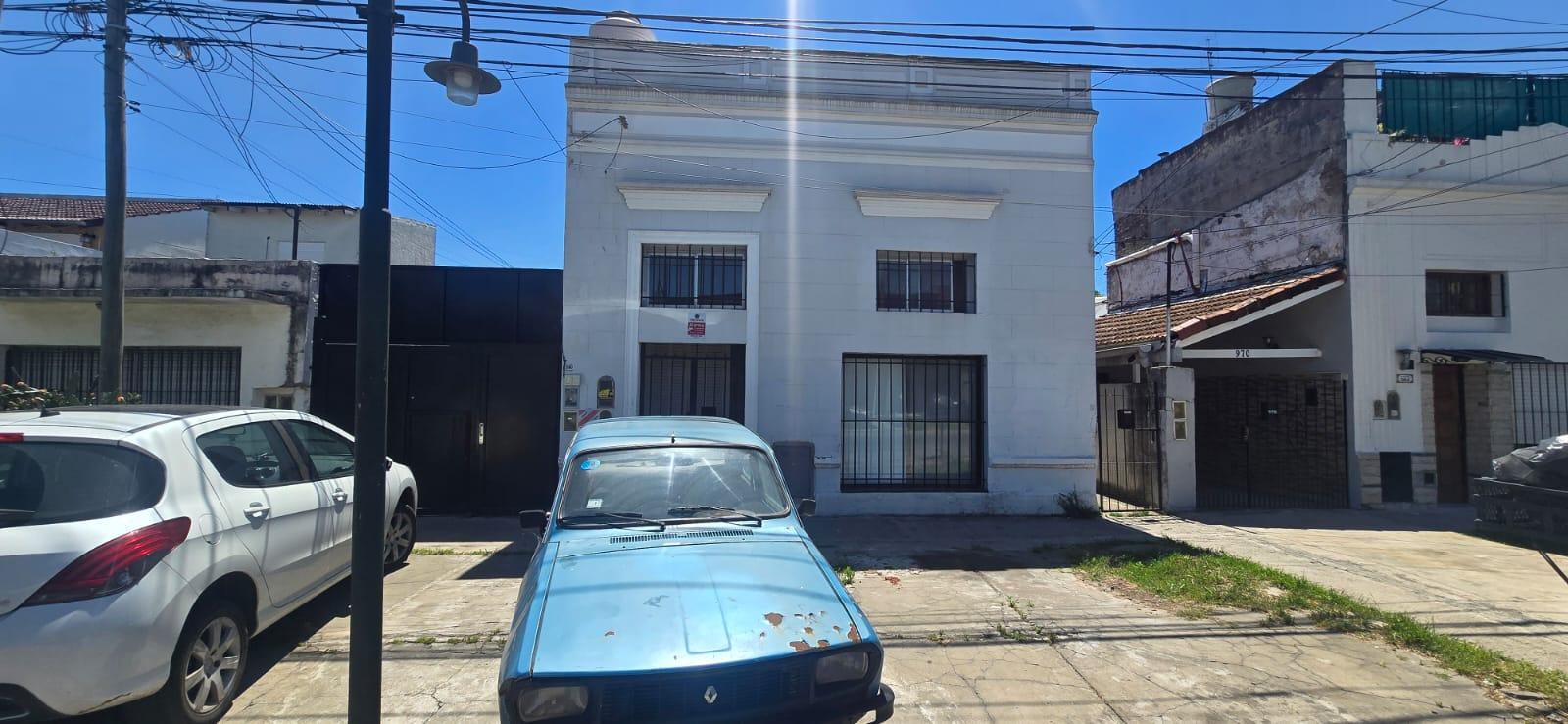 AMPLIA PROPIEDAD RECICLADA A NUEVO CON 3 DEPTOS TIPO PH — foto 2 de 44