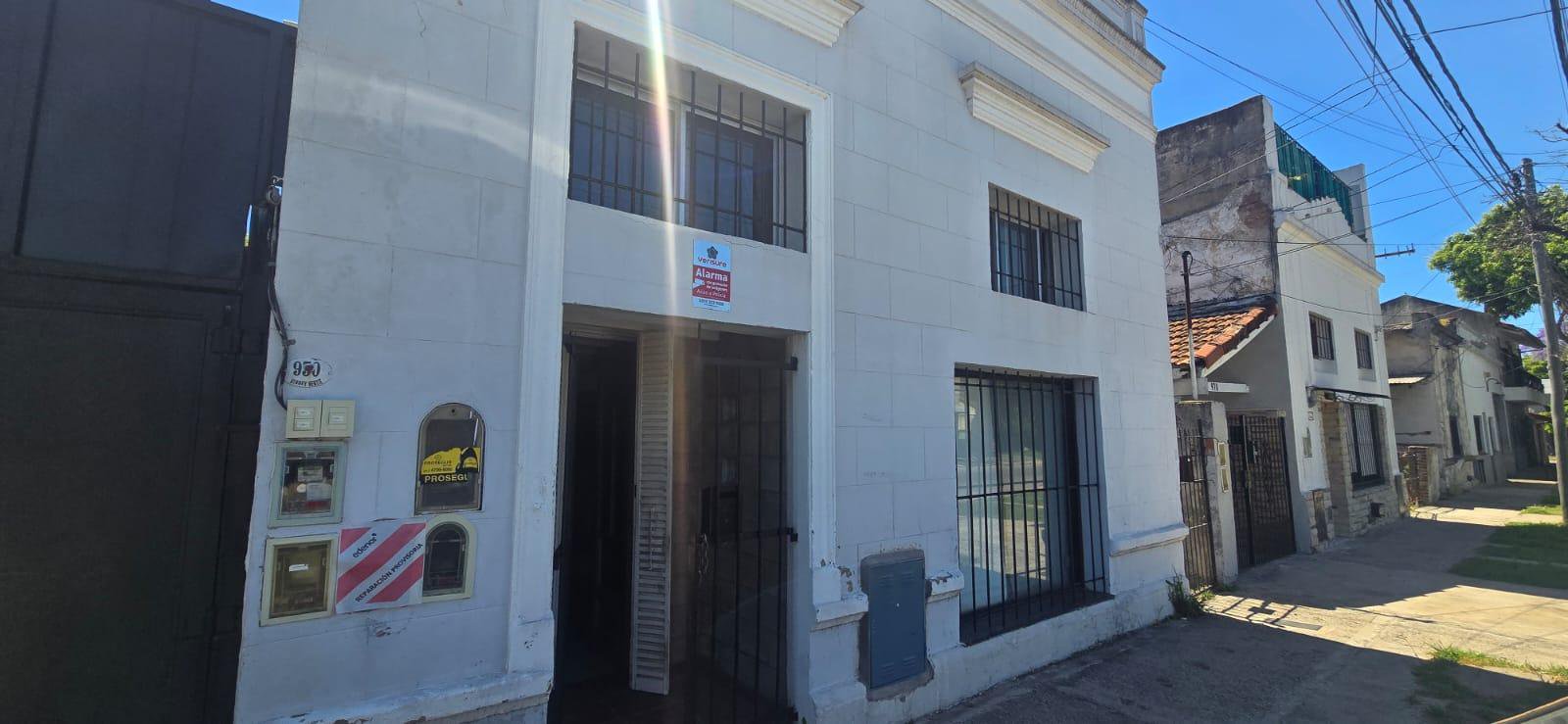 AMPLIA PROPIEDAD RECICLADA A NUEVO CON 3 DEPTOS TIPO PH — foto 4 de 44