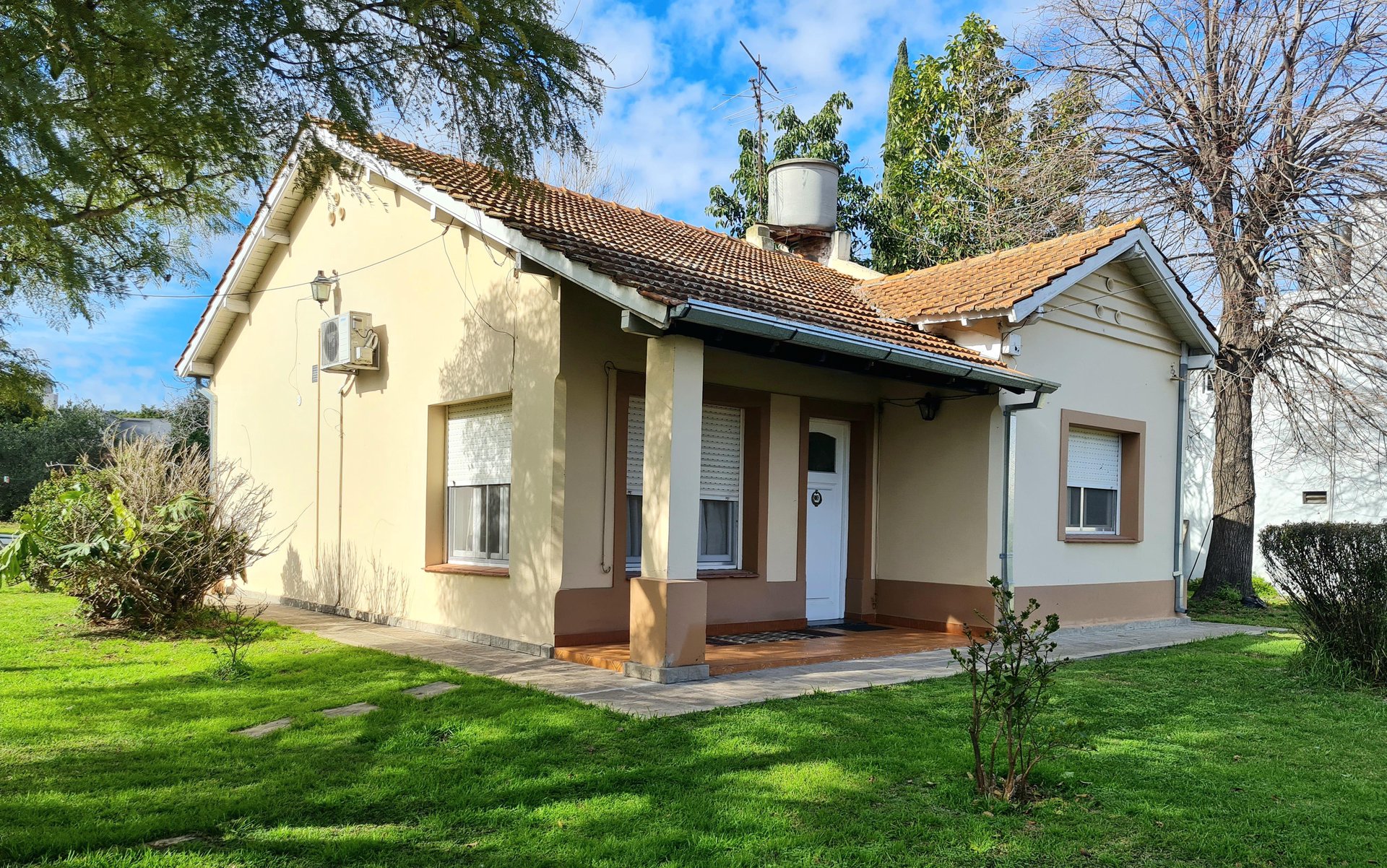 CASA CON LOTE PROPIO DE 5 AMBIENTES. JOSE LEON SUAREZ — foto 1 de 24