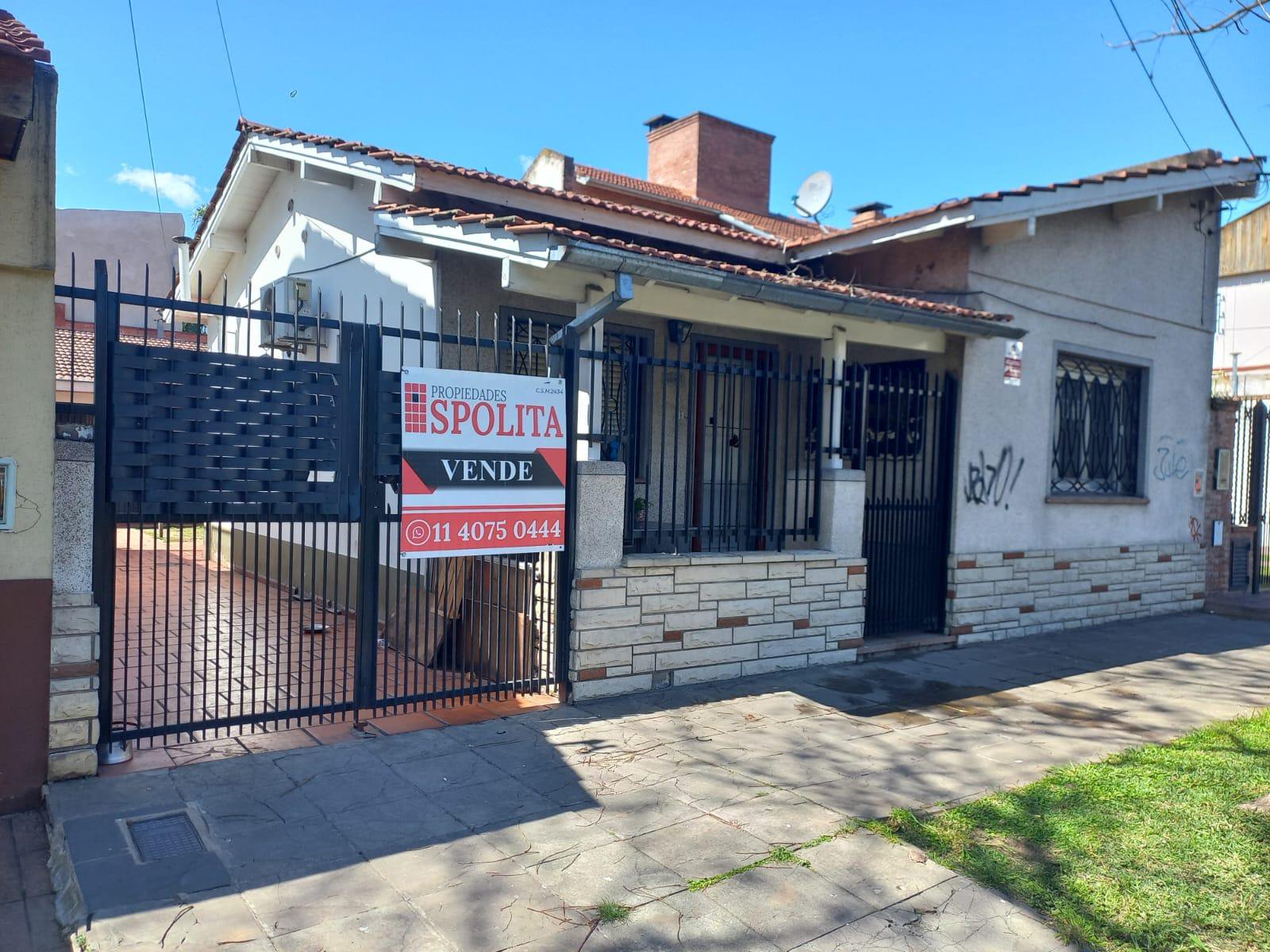 Chalet de 3 ambientes en lote propio, con entrada para varios autos, quincho con parrilla
