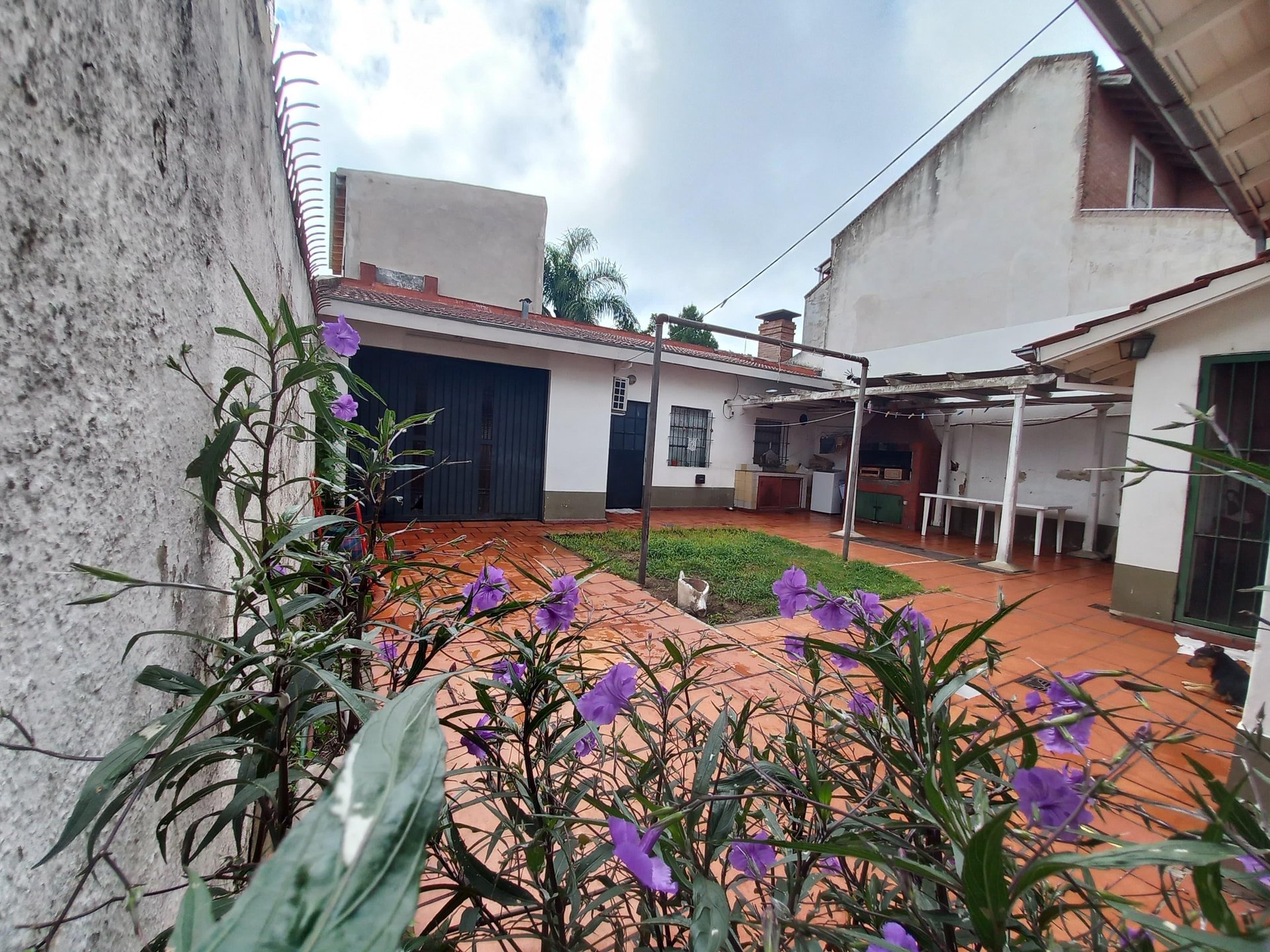 Chalet de 3 ambientes en lote propio, con entrada para varios autos, quincho con parrilla — foto 2 de 28