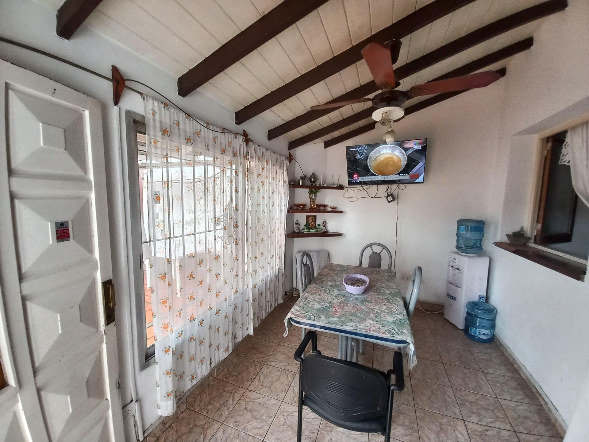 Chalet de 3 ambientes en lote propio, con entrada para varios autos, quincho con parrilla — foto 3 de 28