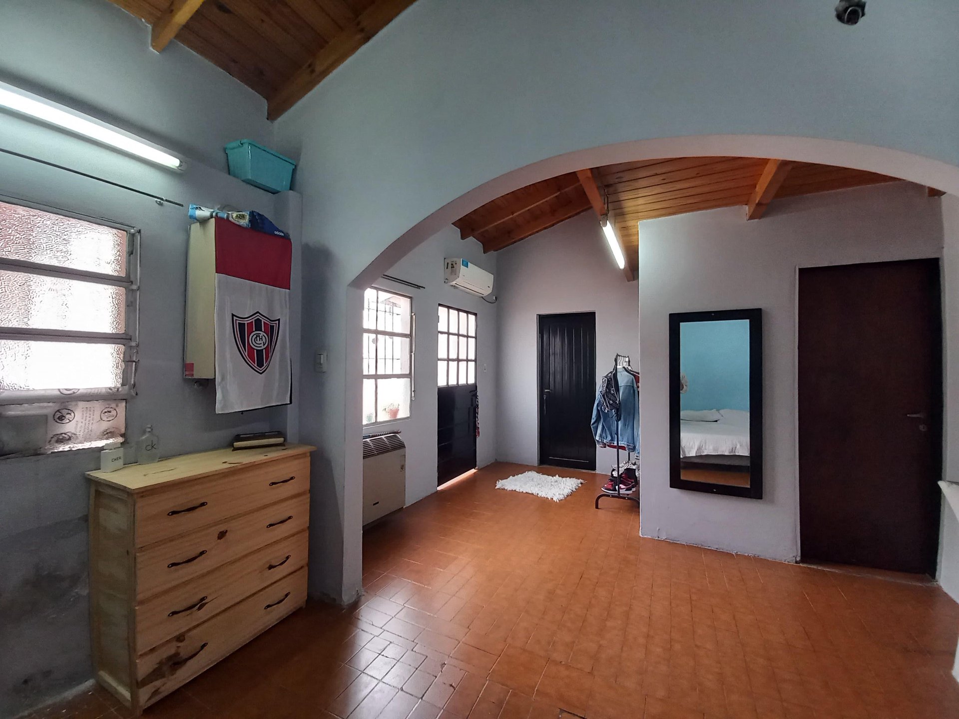 Chalet de 3 ambientes en lote propio, con entrada para varios autos, quincho con parrilla — foto 4 de 28