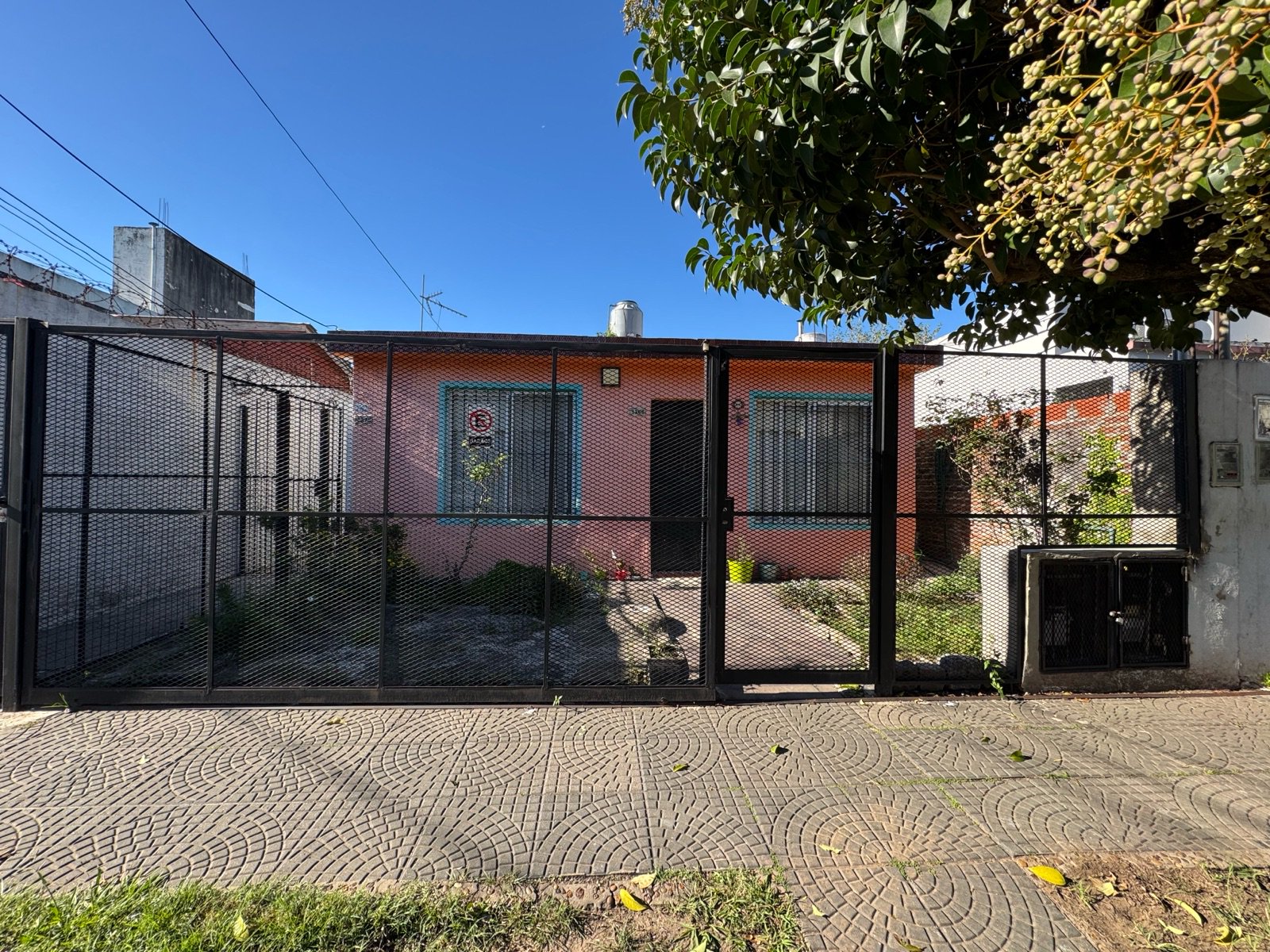 Casa 2 dormitorios, jardin al frente  patio, muy buen estado — foto 1 de 28