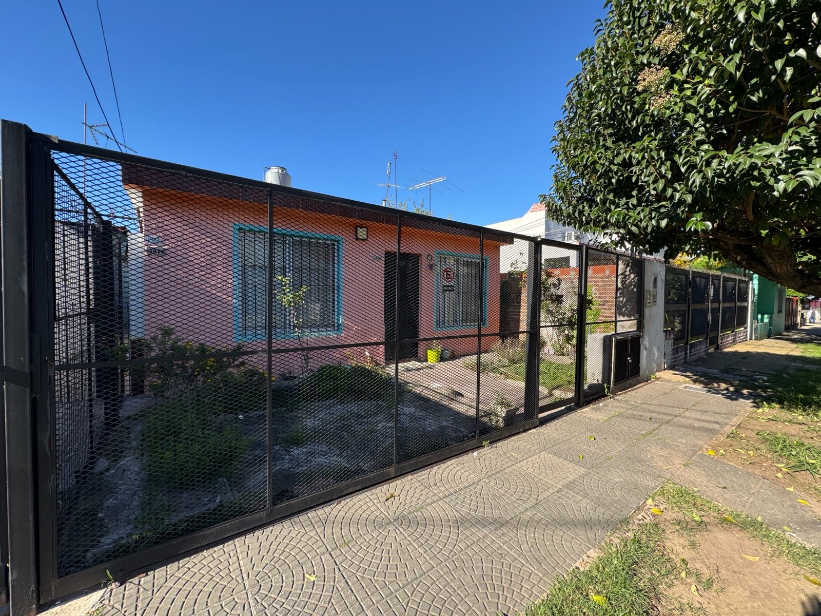 Casa 2 dormitorios, jardin al frente  patio, muy buen estado — foto 2 de 28