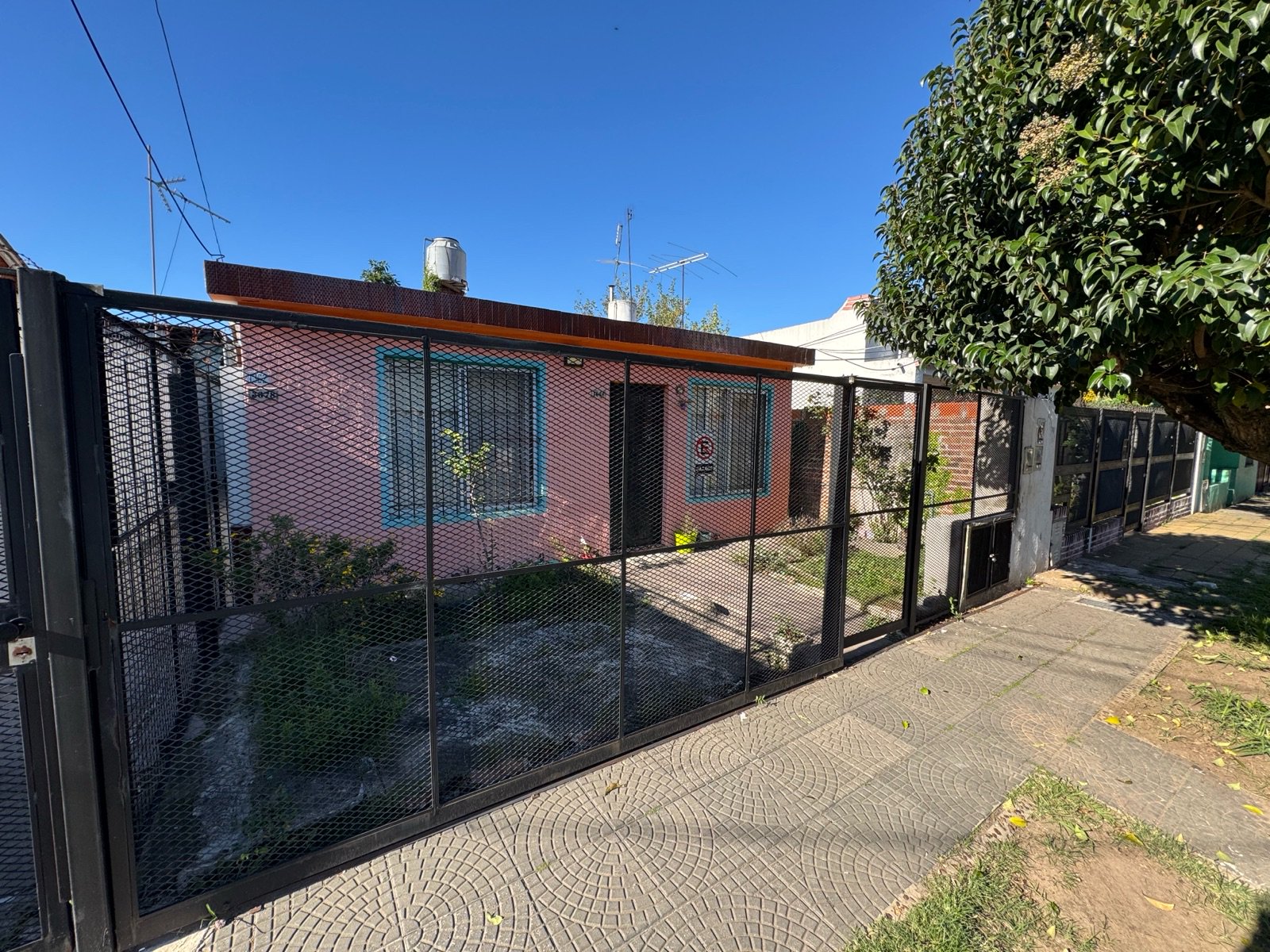 Casa 2 dormitorios, jardin al frente  patio, muy buen estado — foto 3 de 28