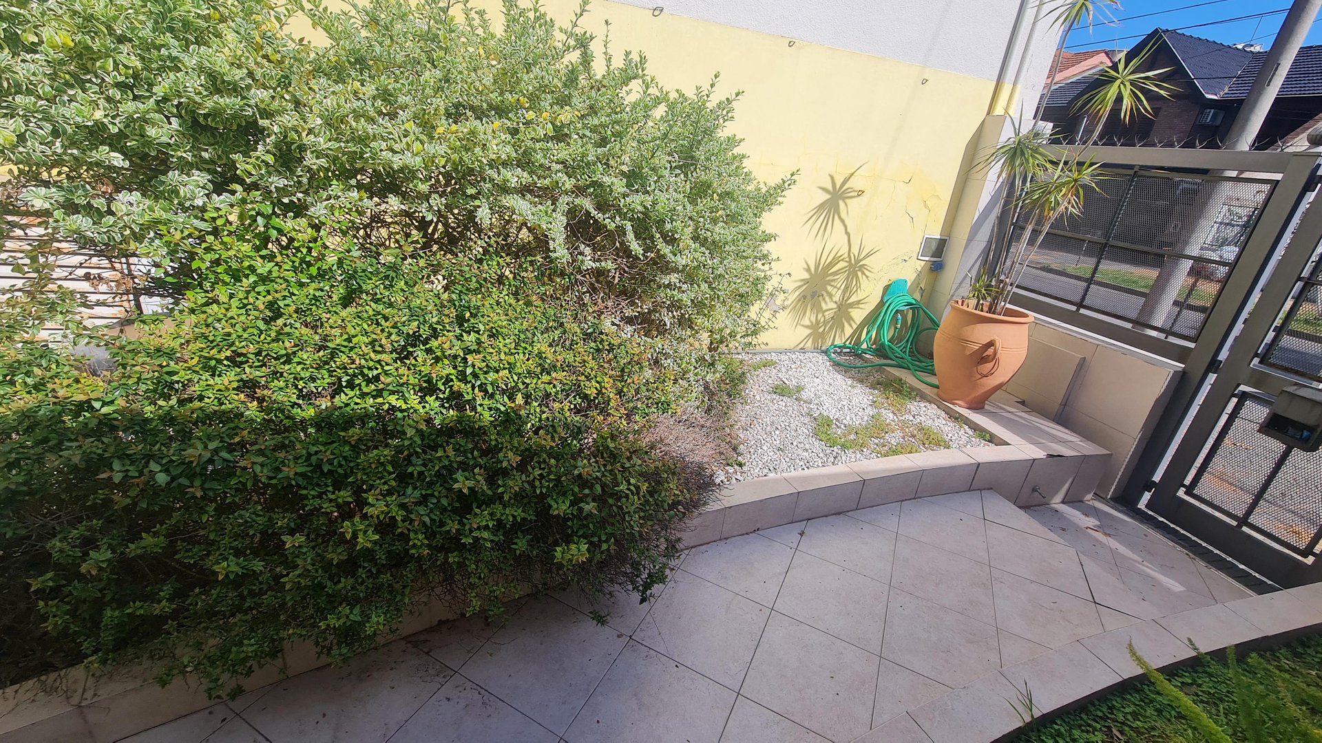 CASA EN LOTE PROPIO EN VENTA  DE 4 AMBIENTES - VILLA BALLESTER — foto 2 de 17