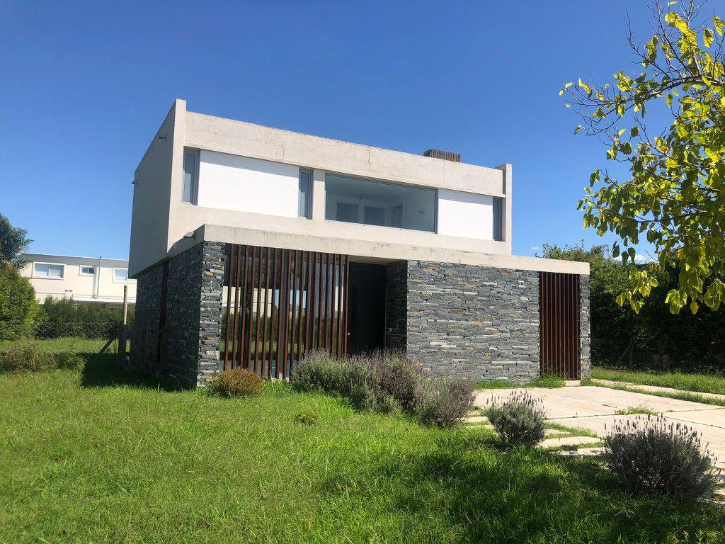Casa 5 ambientes en el Cantón Norte — foto 1 de 31