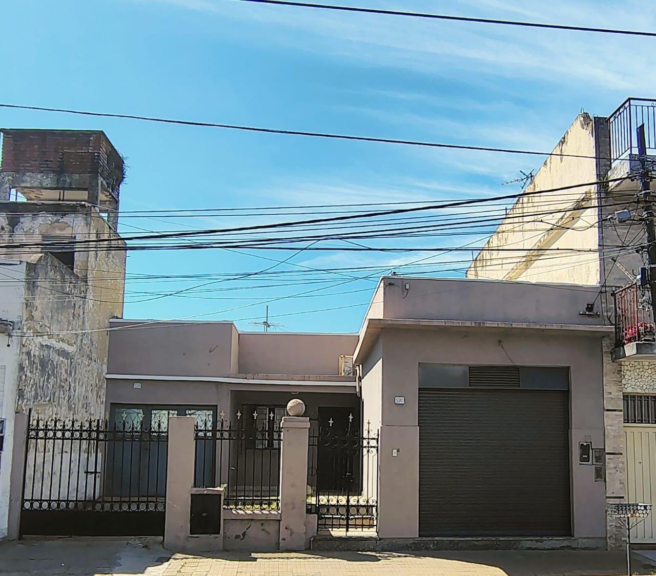 Casa con Galpón y Local en Venta en San Martin — foto 1 de 40
