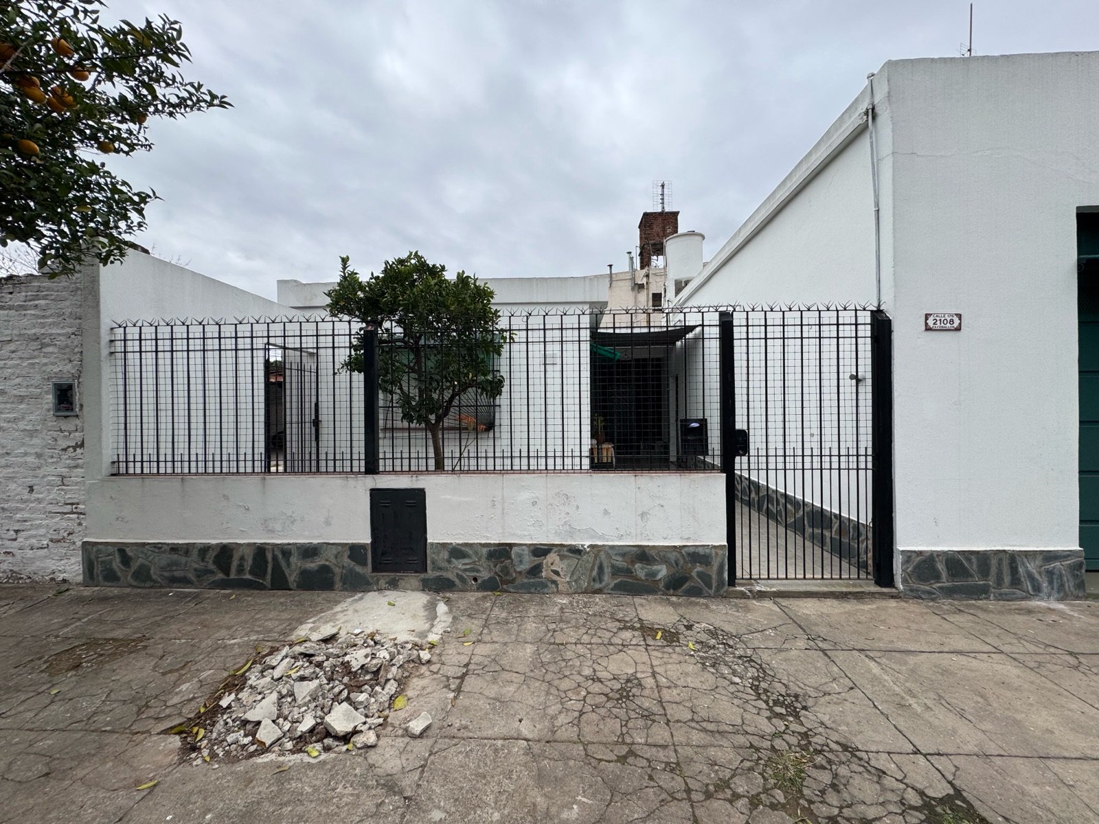 Casa  3 amb c/ 2 departamentos y 6 cocheras !!