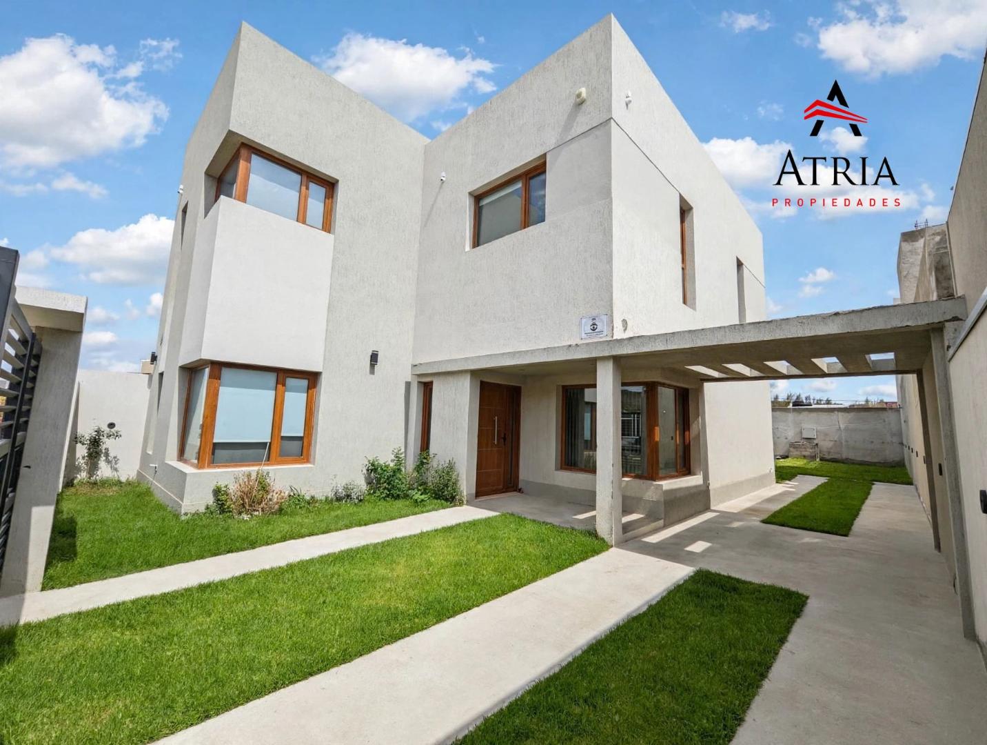Espectacular Casa nivel Gerencial - Zona Norte