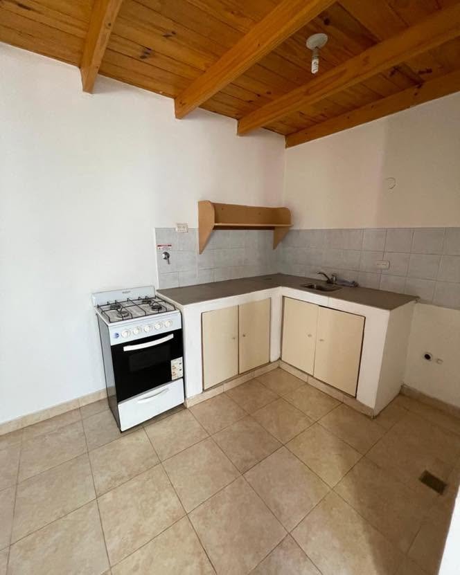 SE ALQUILA MONOAMBIENTE – BARRIO ROCA CALLE CLARIN AL 600