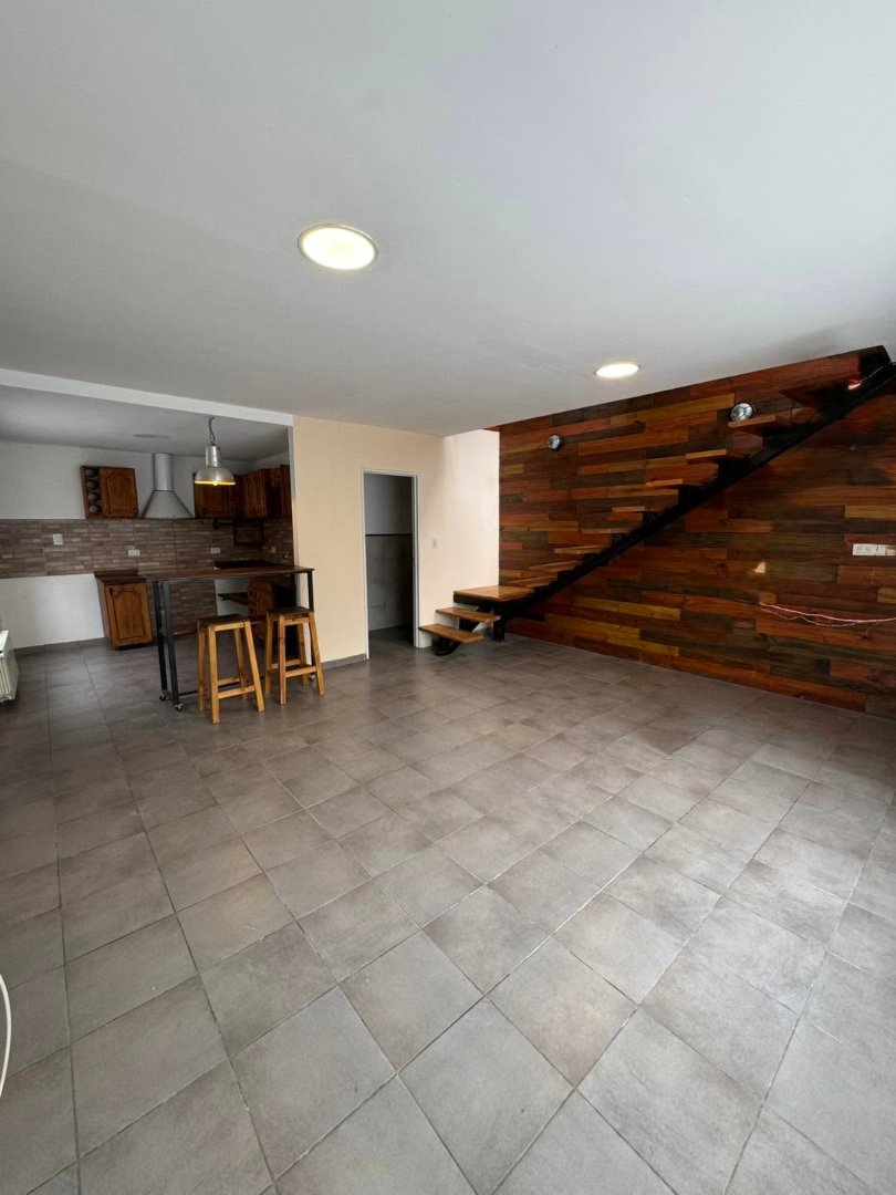 ALQUILER | Departamento sobre Av. Rivadavia 1200 duplex estilo industrial